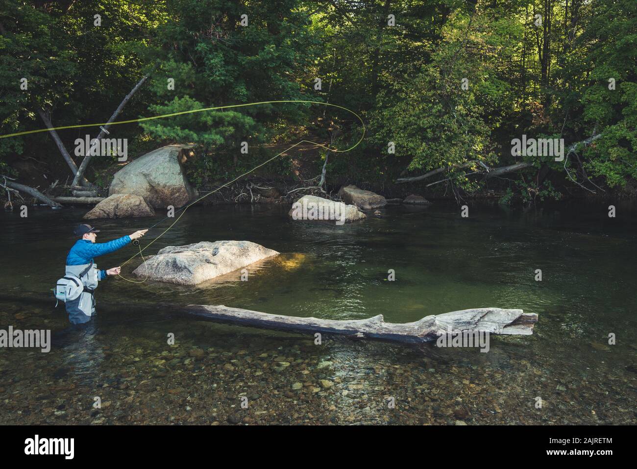 Man Fliegenfischen auf Saco River in North Conway, New Hampshire Stockfoto