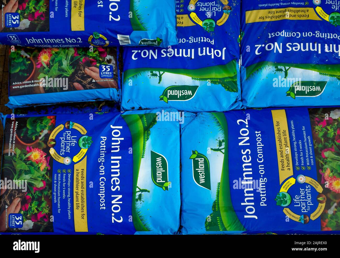 Ein Stapel von John Innes Nr. 2 Blumenerde - auf Kompost für den Verkauf in einem Gartencenter Stockfoto