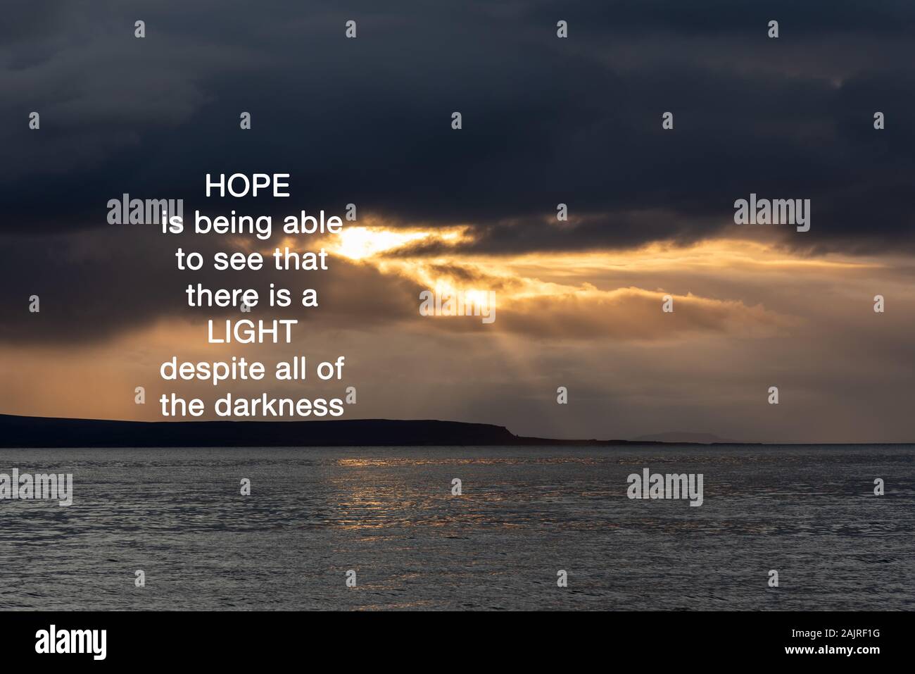 Inspirational Quotes - Hoffnung ist in der Lage, zu sehen, dass Es gibt ein Licht trotz aller Dunkelheit. Stockfoto