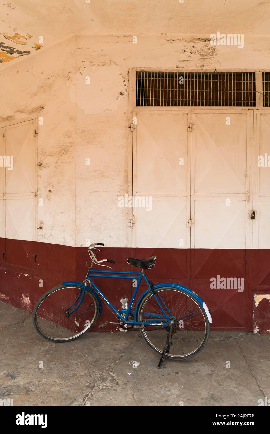 Vintage-Fahrrad in einem Korridor mit Säulen in Morondava, Madagaskar geparkt Stockfoto