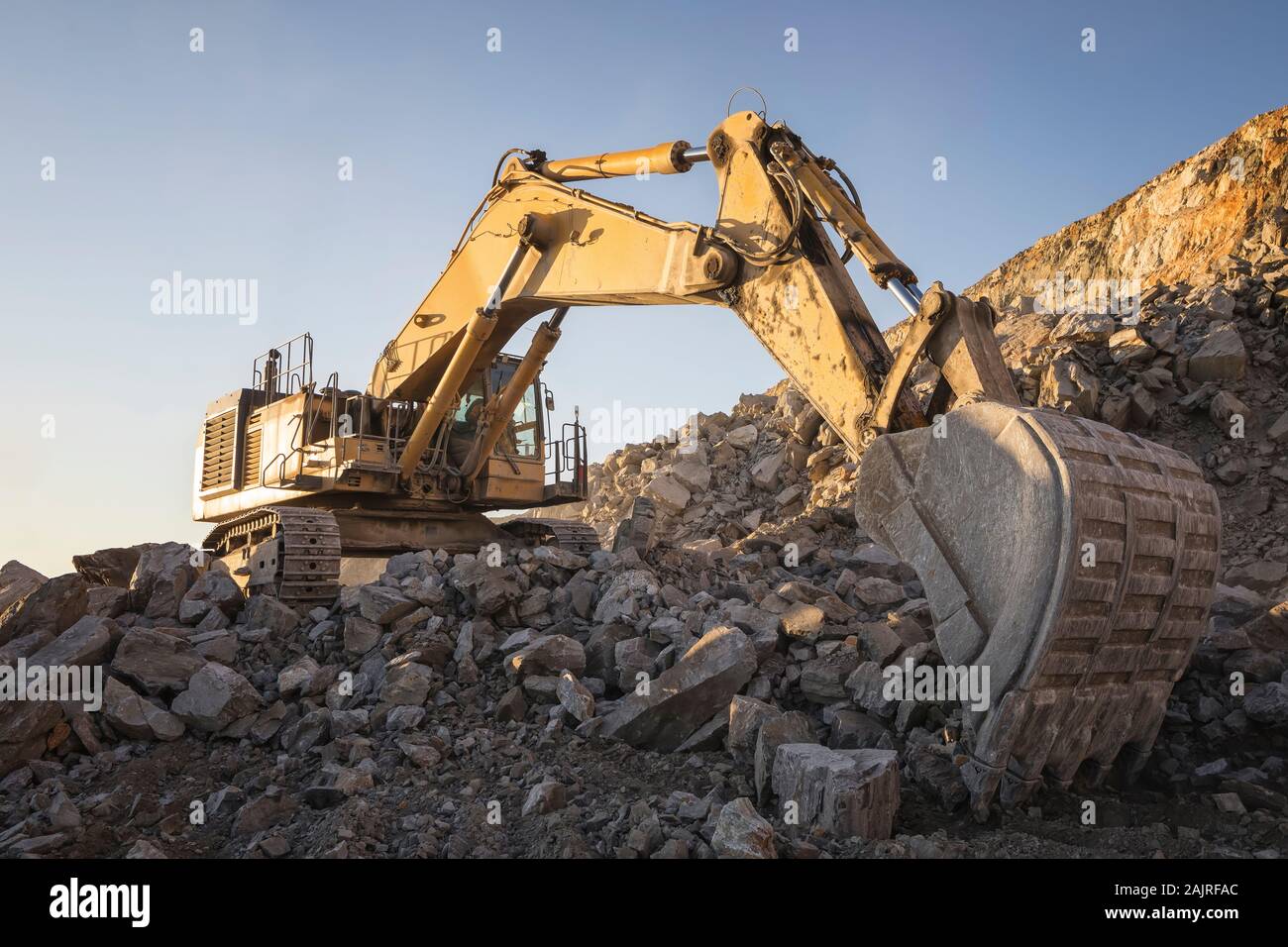 Bergbau Maschinen arbeiten über Felsen Stockfoto