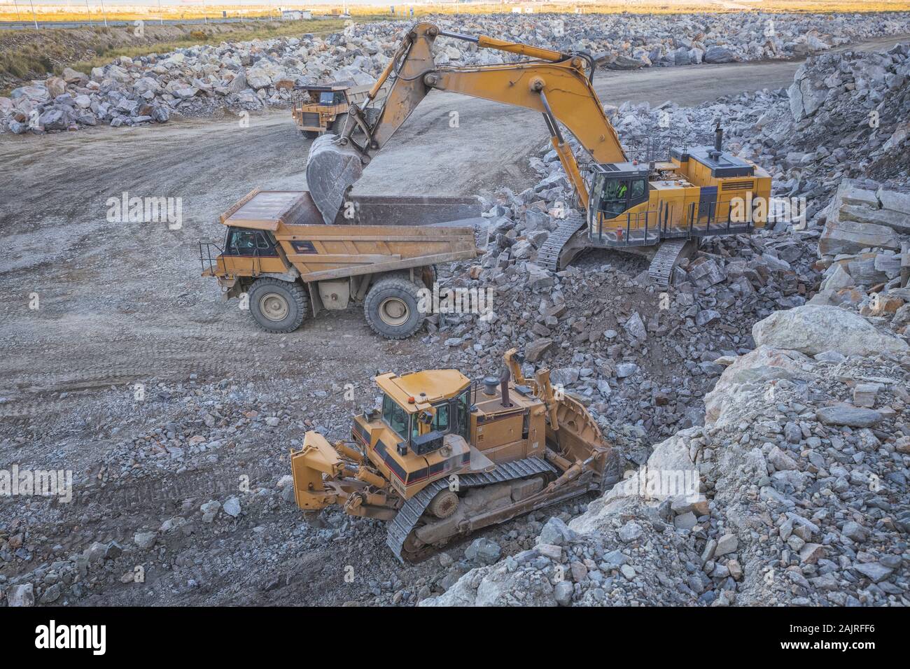 Bergbau Maschinen arbeiten über Felsen aus der Luft Stockfoto