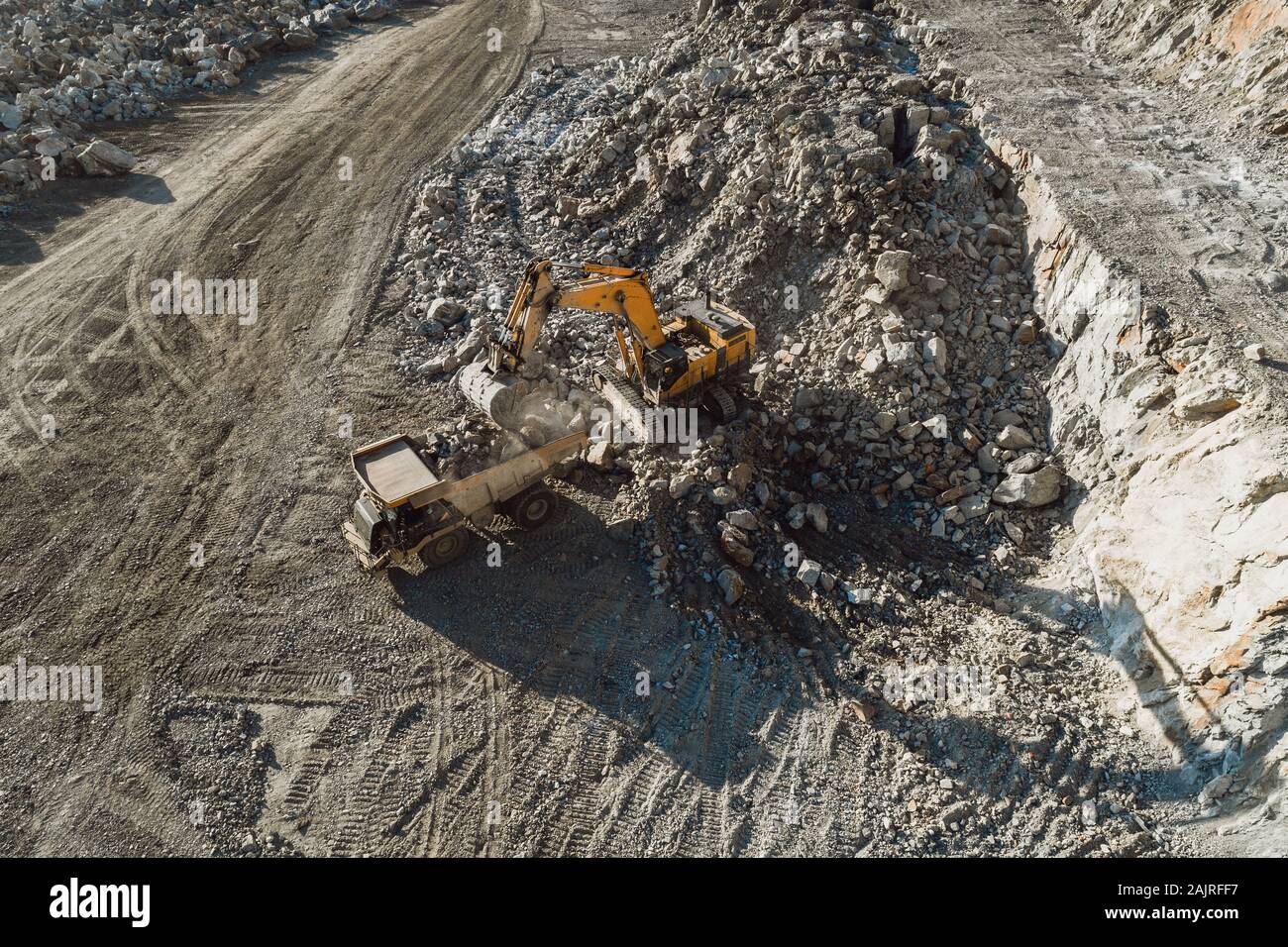 Bergbau Maschinen arbeiten über Felsen aus der Luft Stockfoto