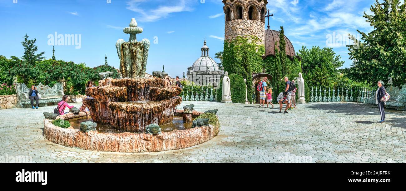 Ravadinovo, Bulgarien - 07.11.2019. Brunnen auf dem Platz in der Nähe der Kirche auf dem Gebiet der Ravadinovo Schloss in Bulgarien, auf einem sonnigen Sommer da Stockfoto