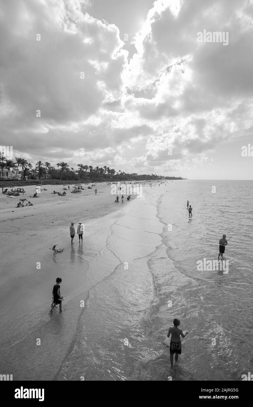 Silhouetten von Menschen am Strand in Florida Stockfoto