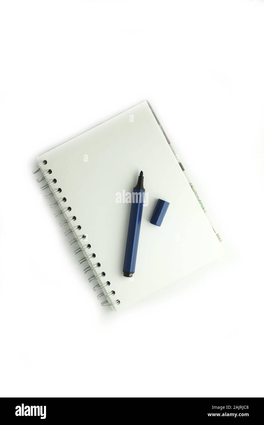 Notebook mit einem Filzstift auf weißem Hintergrund flach Stockfoto
