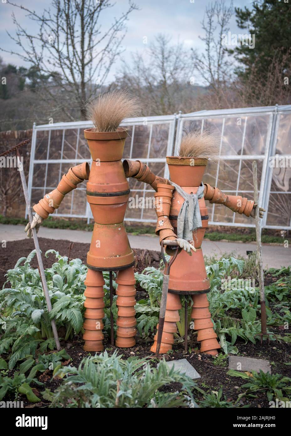 Blumentopf Skulptur mit zwei Gärtner in der Küche an der RHS Garden Rosemoor, Torrington, North Devon, Großbritannien Stockfoto