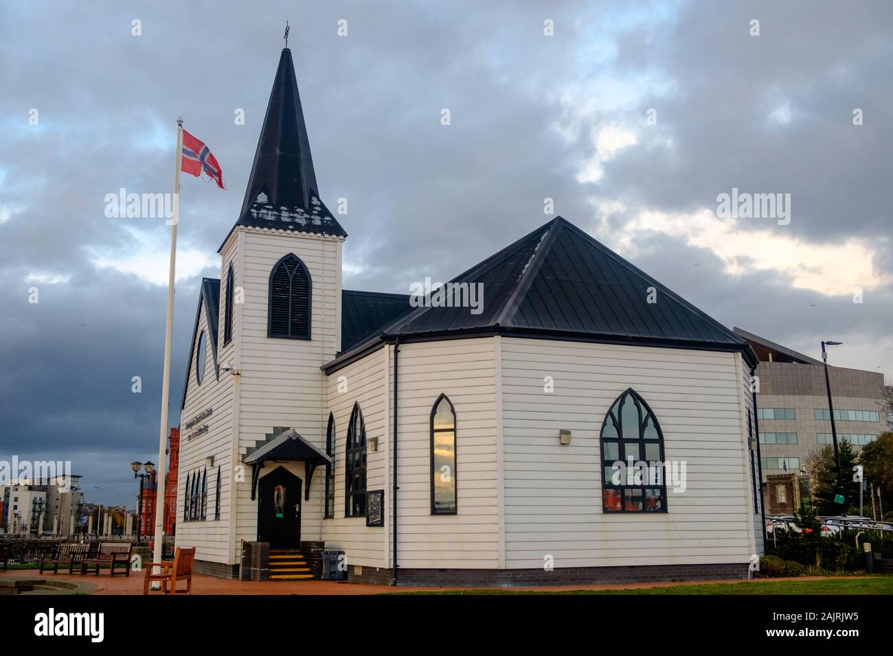 Die Norwegische Kirche ist einer der Cardiff Bay Sehenswürdigkeiten. Es hat eine große Geschichte, dient heute als Kulturzentrum und enthält ein Cafe. Stockfoto
