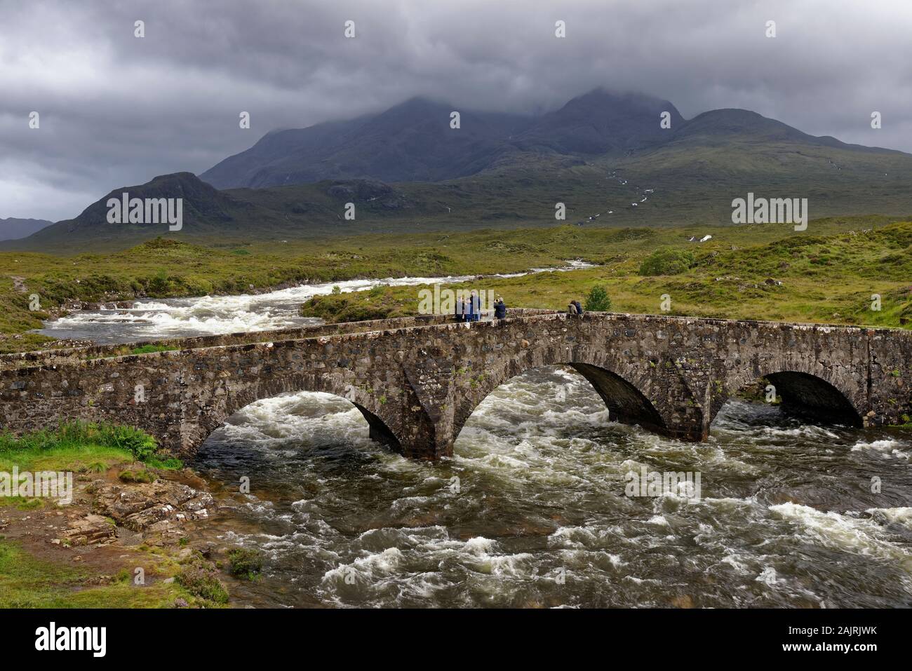 Sligachan Alte Brücke & River Sligachan in Überflutung mit Glen Sligachan und Cuillin Hills, Isle of Skye, Western Isles; Schottland Stockfoto