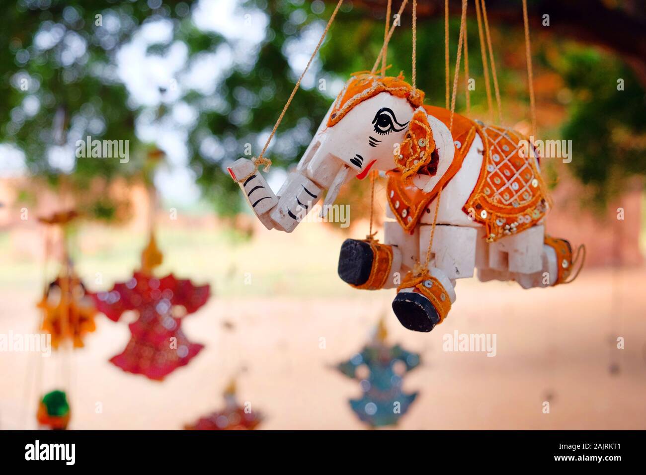 Holz- farbenfrohen Spielzeuge im Old Bagan, in rot, orange und blau Farben in Myanmar. Stockfoto