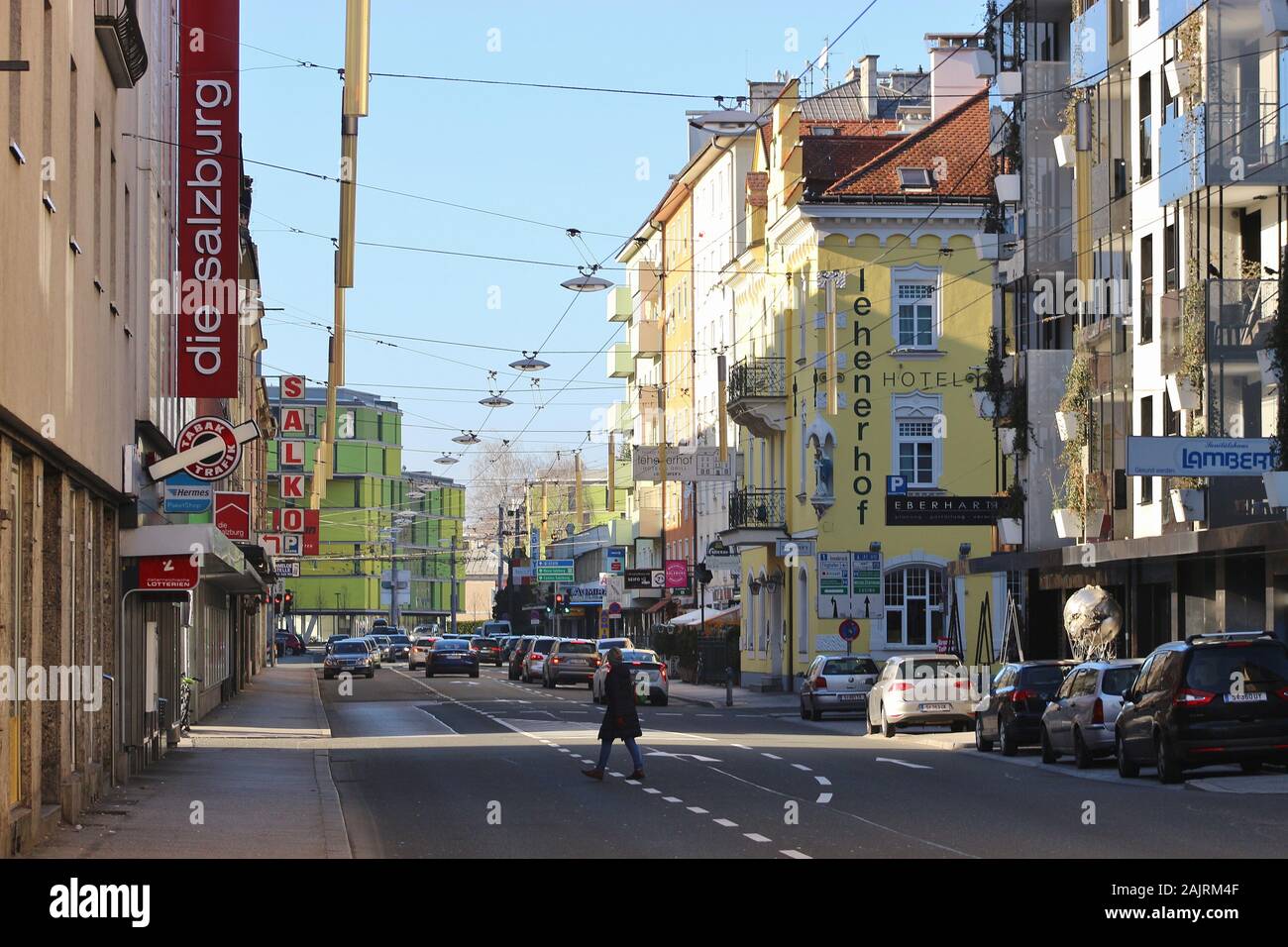 Hauptstraße in Salzburg Stadt, Bezirk Lehen. Die ignaz Harrer Straße mit vielen kleinen Geschäften und Geschäfts- und Wohnbauten. Europa. Stockfoto