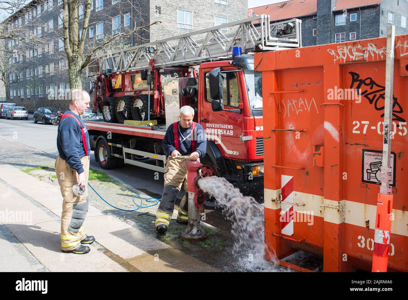 Feuerwehr Prüfen eines Hydranten in Kopenhagen, Dänemark. Stockfoto