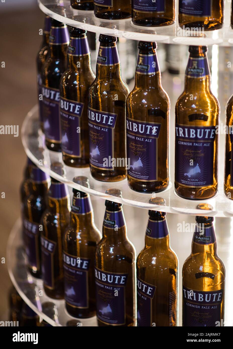 Anzeige der Tribut Real Ale Flaschen, die an der St Austell Brauerei in Cornwall. Stockfoto