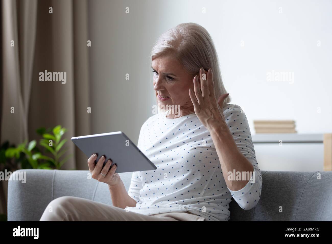 Wütend reife Frau frustriert, Probleme mit Tablet Stockfoto