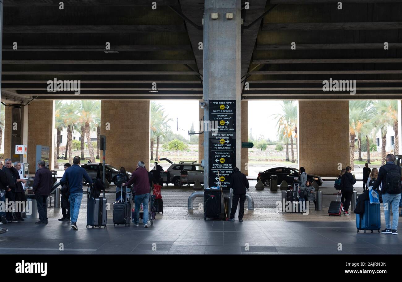 Menschen, die auf den Transport am Flughafen Ben Gurion, Tel Aviv, Israel warten Stockfoto