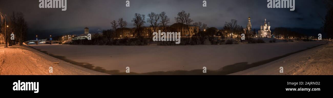 Damm des Vologda River, am Abend, der Stadt Vologda, Russland, Winter, Stockfoto
