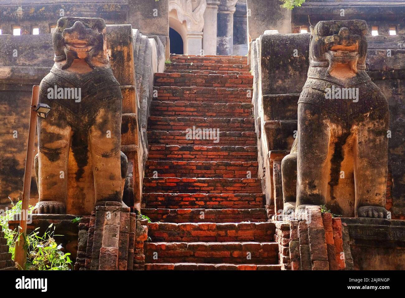 Statuen von Löwen an den Eintrag in einem alten Buddha Tempel in Bagan, Myanmar. Stockfoto