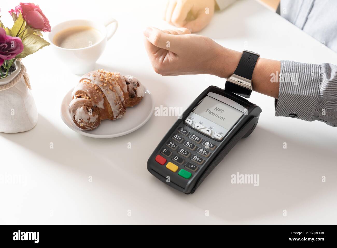 Mann mit smart Watch im Restaurant zu bezahlen. NFC contactless bequeme Zahlung Service Stockfoto