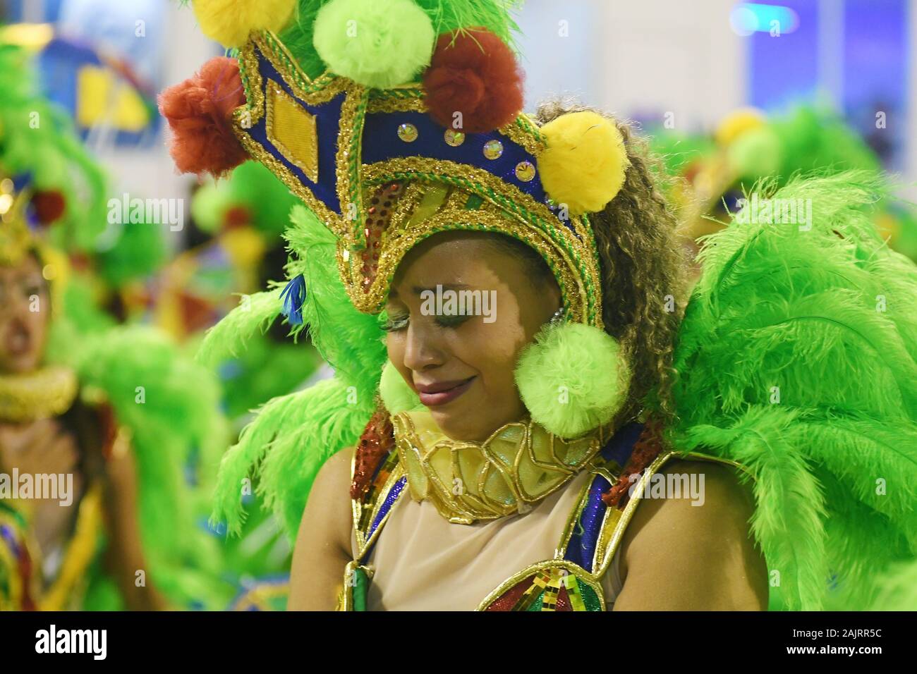 Rio de Janeiro, Brasilien, 11. Februar 2018. Passistas Schrei nach Verlust der Punkte aufgrund defekter allegorischen Wagen während der Sambaschule Parade während der Ri Stockfoto