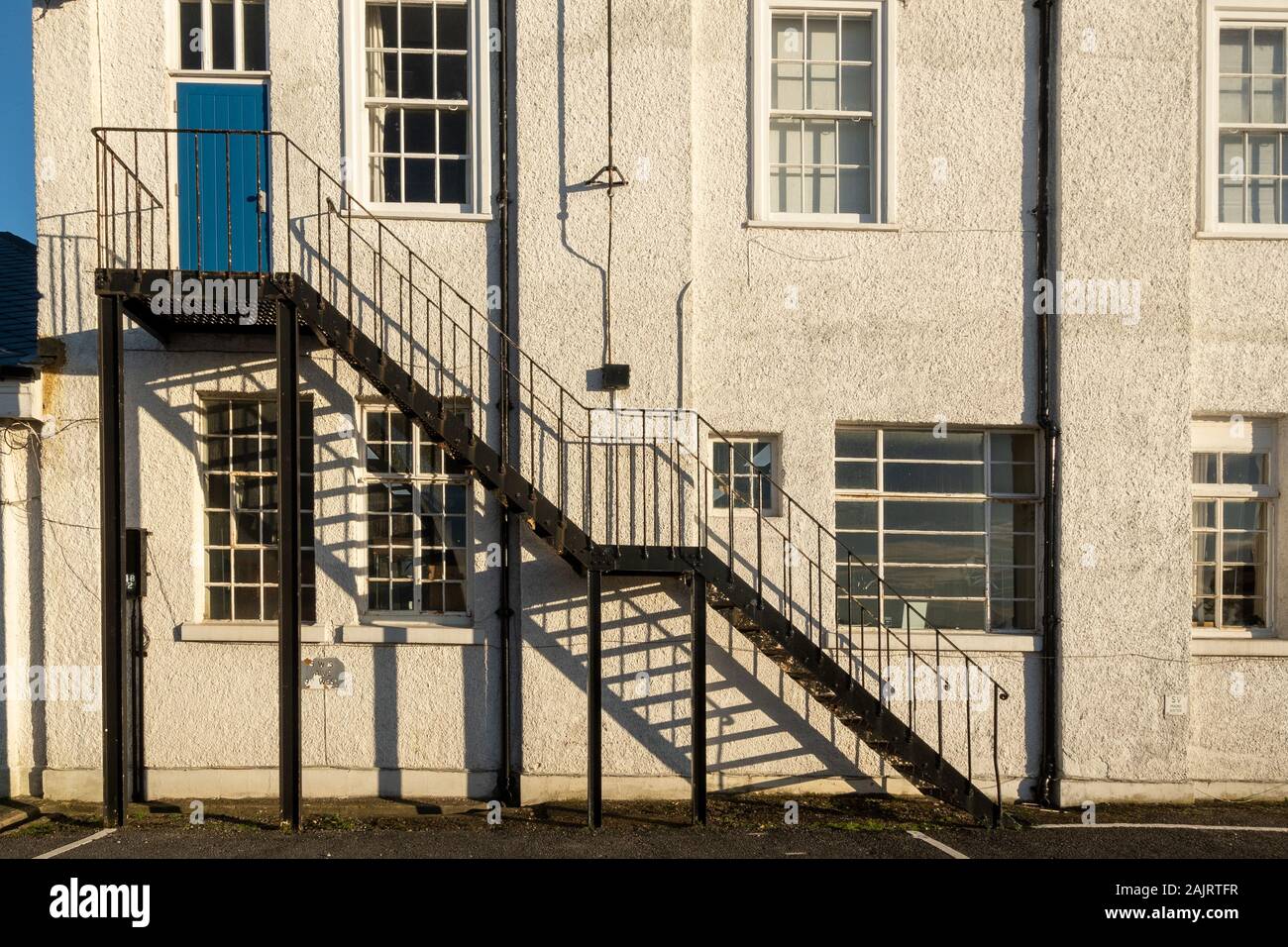 Metall Notausgang Treppen oder Stufen an der Außenwand eines Gebäudes Stockfoto