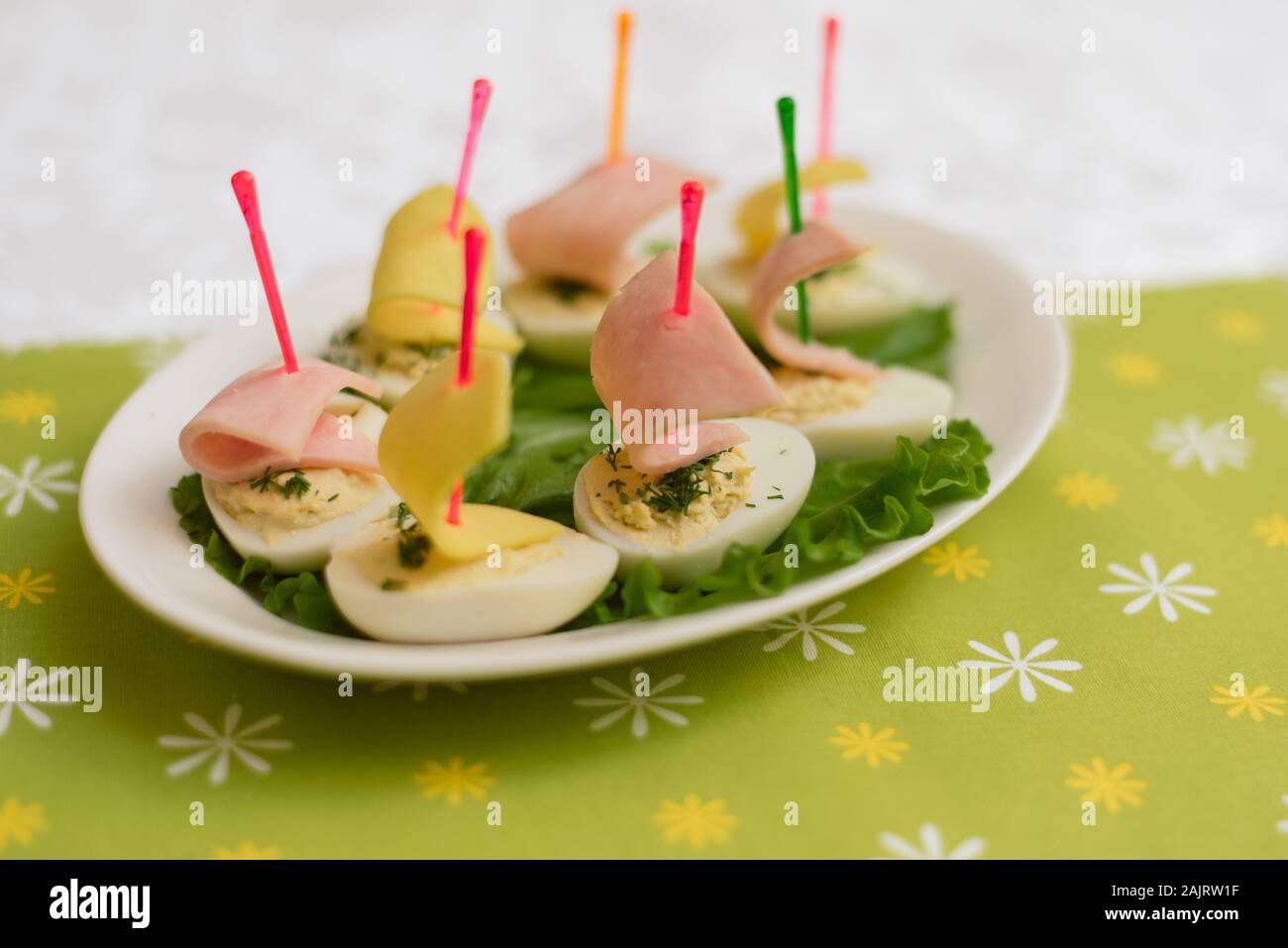 Kinder Nahrung in Form von Schiffen. Kreative Sandwiches von Eiern, die in der Form der Schiffe. Kindermenü auf grünem Hintergrund. Stockfoto