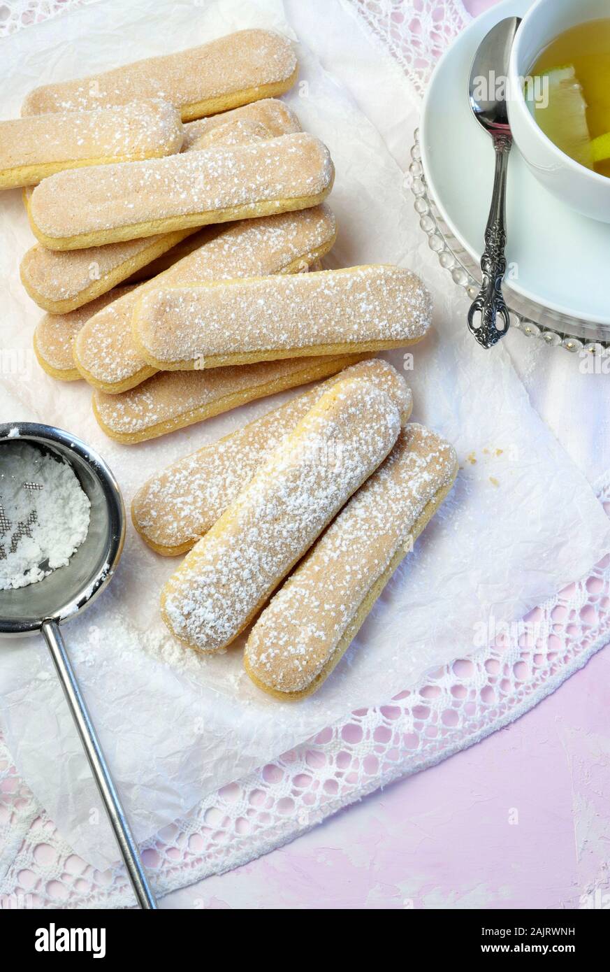 Traditionelle italienische savoiardi ladyfingers Kekse auf weißer Tisch. Ansicht von oben Stockfoto