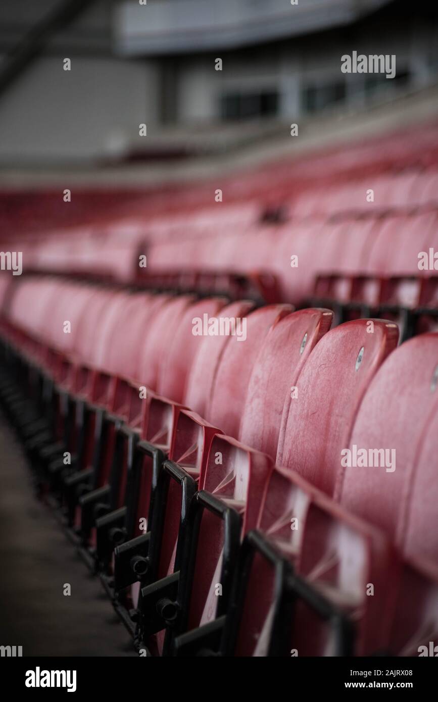 Leere Sitze im Osten stehen im West Ham Football Club, Boleyn Ground, Upton Park nach dem letzten Spiel vor dem Abriss - Mai 2016 Stockfoto