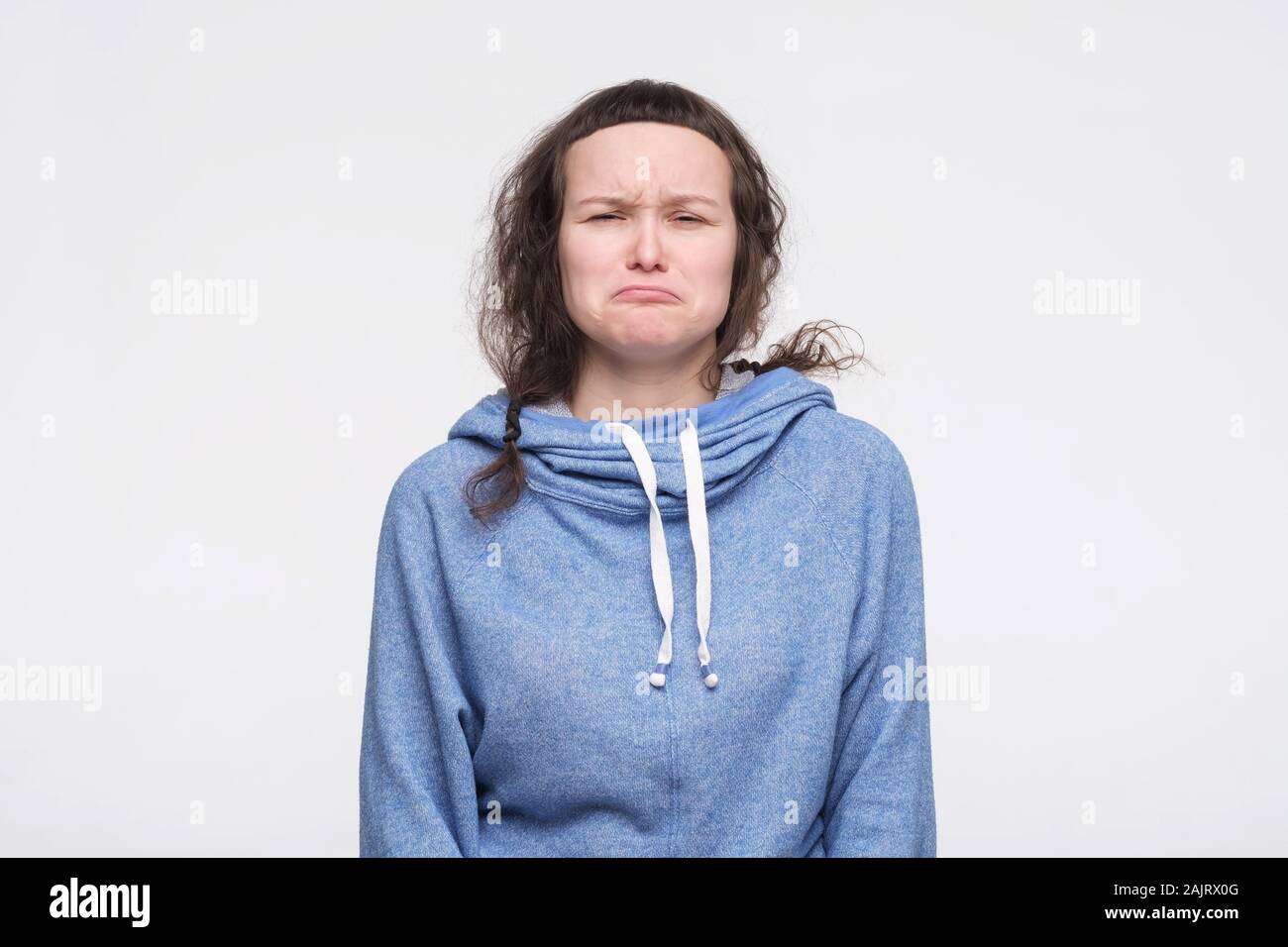 Schönen jungen kaukasischen Frau suchen verärgert und frustriert. Studio shot Stockfoto