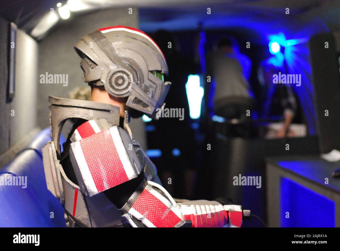 Halo Cosplayer gamer an Bord eines Doppeldeckerbusses ausgestattet mit gaming-Technologie während der Teilnahme an einer Comic-con Stockfoto
