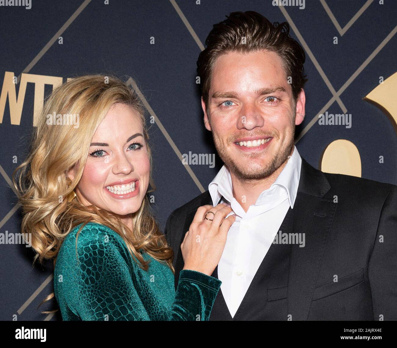 Los Angeles, CA, USA - Jan 04, 2020: Molly Burnett und Dominic Sherwood nehmen an der Showtime Golden Globe Nominierungen Feier im Sunset Tower Hotel Stockfoto