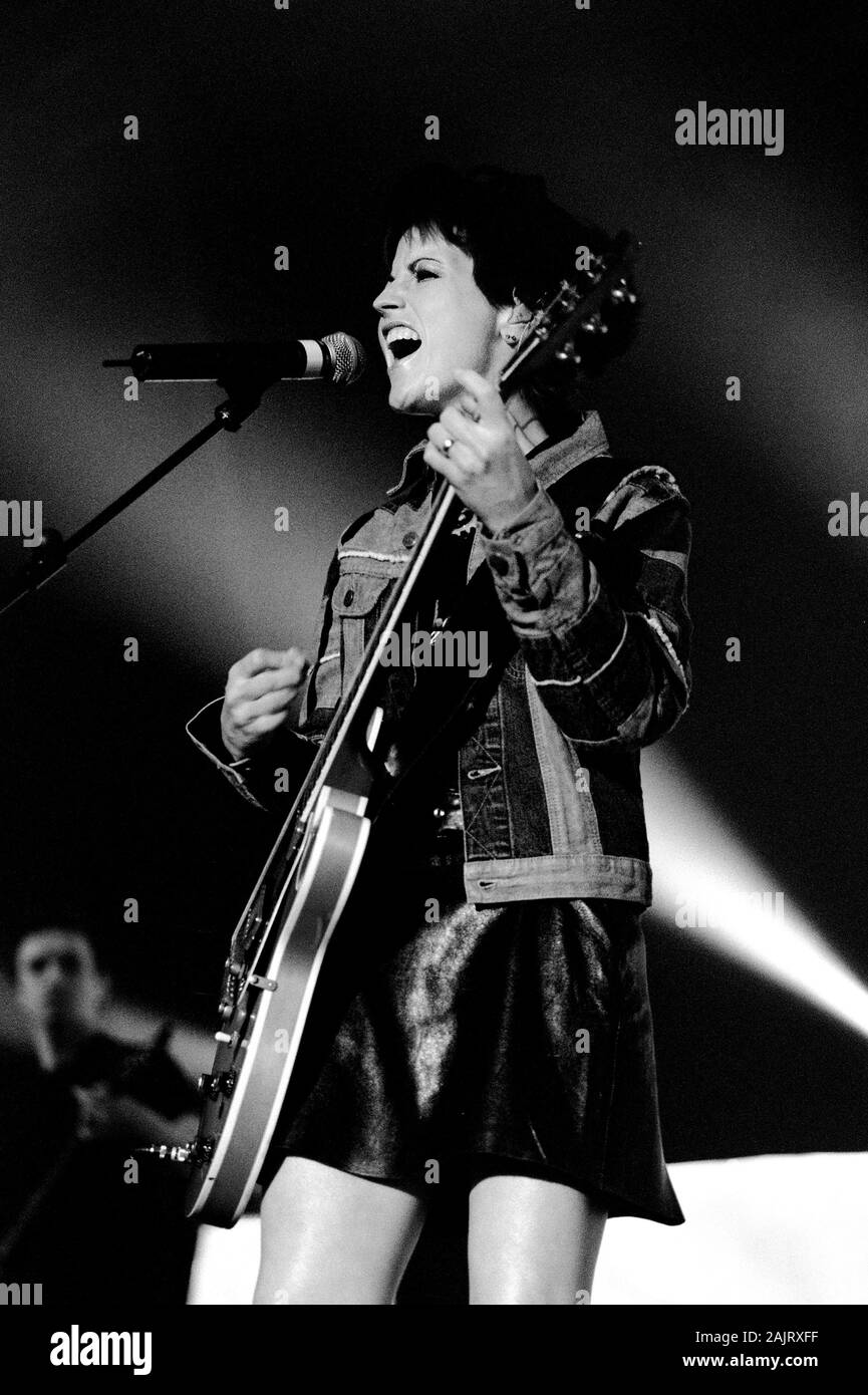 Mailand, Italien, 09. November 1999, live Konzert der Cranberries auf dem Forum Assago: die Sängerin Dolores O'Riordan während des Konzerts Stockfoto