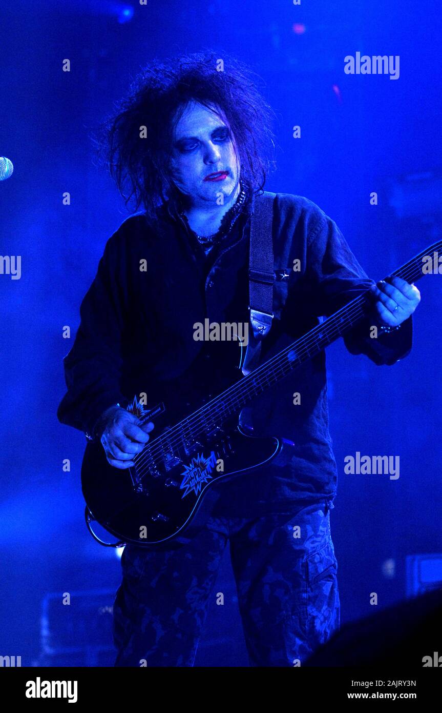 Mailand, Italien, 02. März 2008 Live Konzert der Heilung am Palavobis: Der Sänger und Gitarrist Robert Smith während des Konzerts Stockfoto