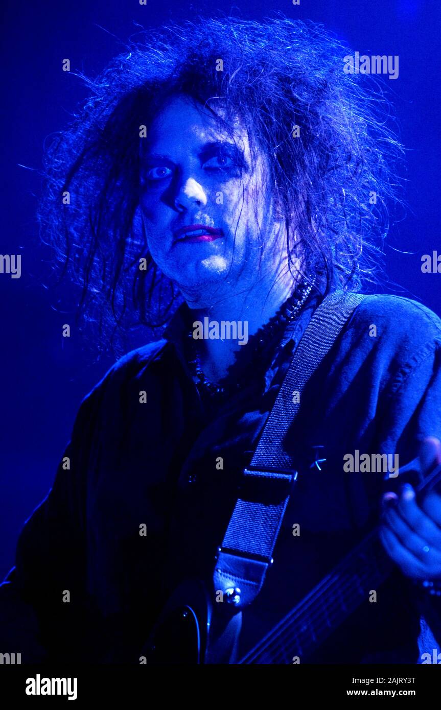 Mailand, Italien, 02. März 2008 Live Konzert der Heilung am Palavobis: Der Sänger und Gitarrist Robert Smith während des Konzerts Stockfoto