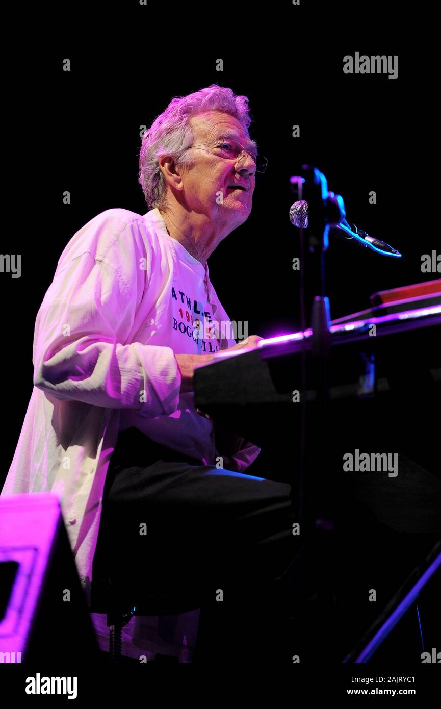 Mailand, Italien, 08. Juli 2012, Live Konzert von Ray Manzarek und Robby Krieger der Türen, der an der "Ippodromo del Galoppo": Ray Manzarek während des Konzerts Stockfoto