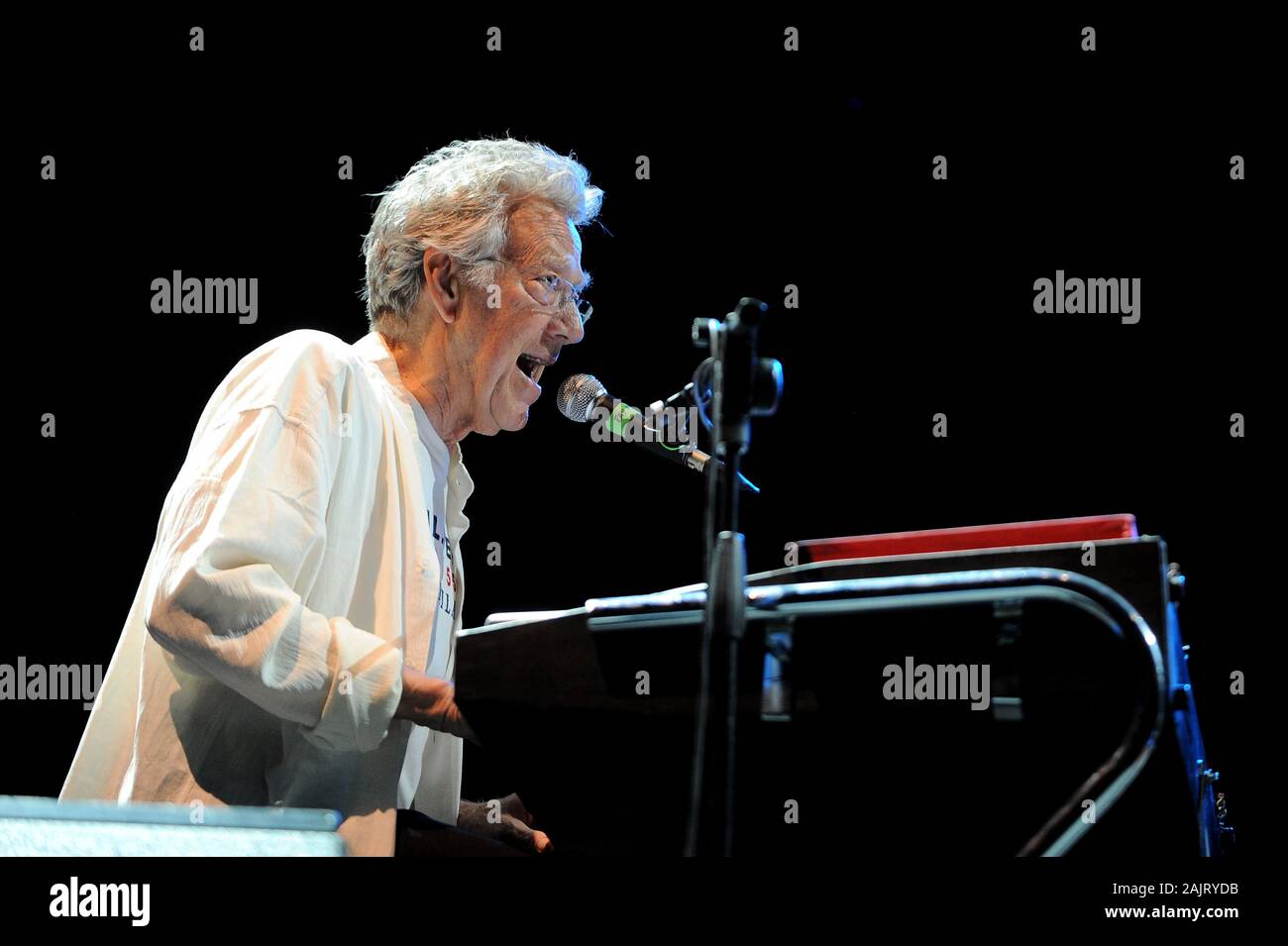 Mailand, Italien, 08. Juli 2012, Live Konzert von Ray Manzarek und Robby Krieger der Türen, der an der "Ippodromo del Galoppo": Ray Manzarek während des Konzerts Stockfoto