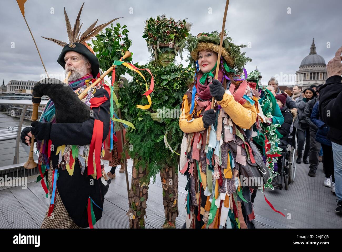 Kukeri von den Löwen Teil in der Feier der Zwölfte Nacht durchführen, markiert das Ende der zwölf Tage des Winters Festlichkeiten, London, UK. Stockfoto