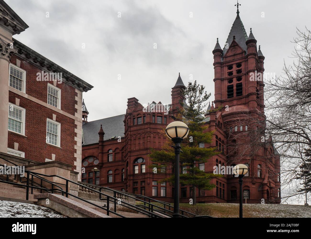 In Syracuse, New York, USA. 5. Januar 2020. Blick auf Crouse College an der Syracuse University Campus in Syracuse, New York an einem bewölkten Morgen winter Stockfoto