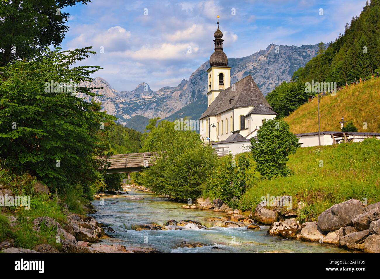 Kirche St. Sebastian in eine Landschaft mit einem Bergbach und Alpen in Ramsau bei Berchtesgaden im Berchtesgadener Land in Bayern, Deutschland. Stockfoto