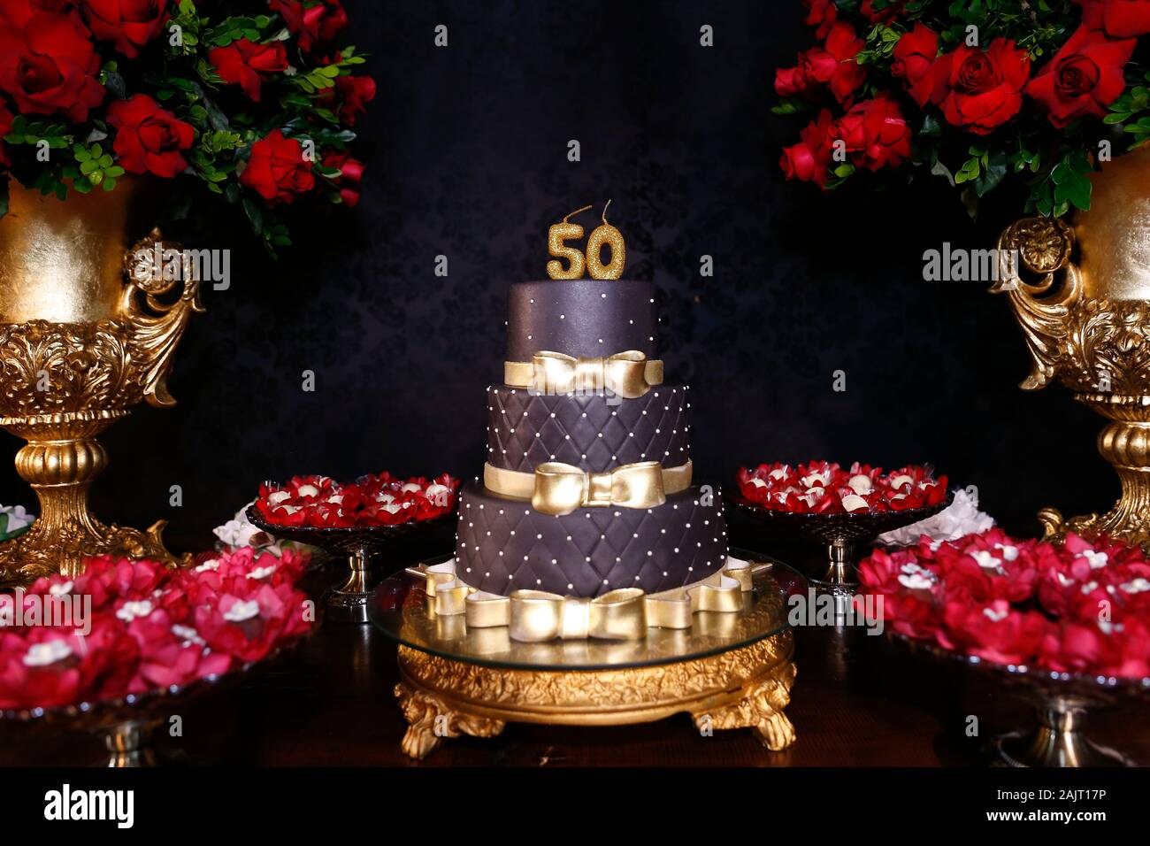 Schwarz Geburtstag Kuchen mit goldenen Details - 50 Jahre Jubiläum - 50 Jahre Kerze Stockfoto