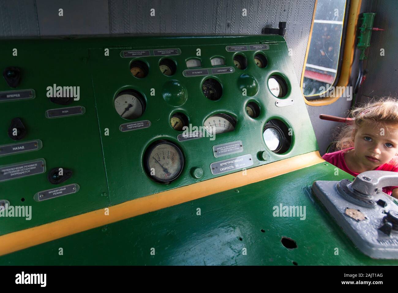 Viele Arten von Zügen, sowohl Dampf- und Elektrolokomotiven sind auf Anzeige am Brest Railway Museum in Belarus Stockfoto