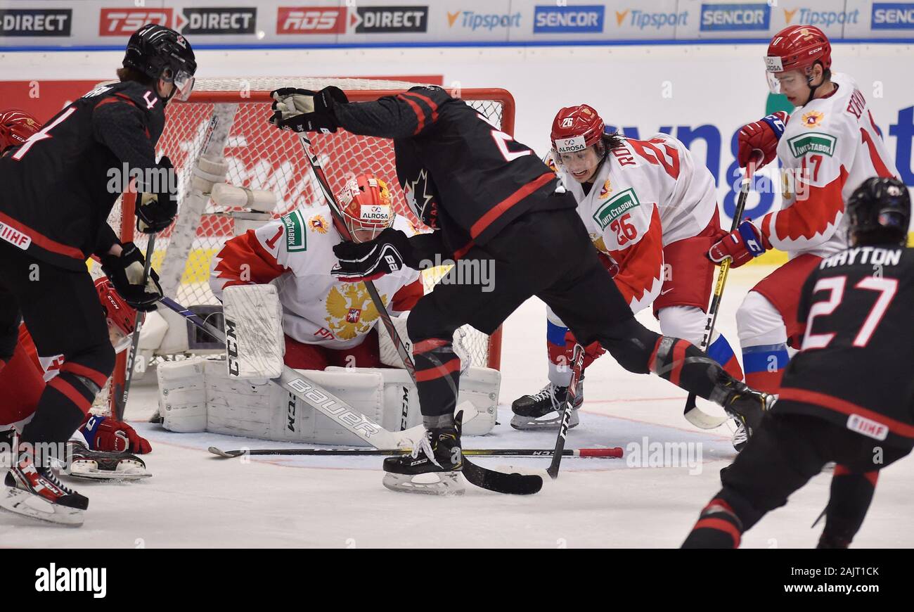 Ostrava, Tschechische Republik. 05 Jan, 2020. (L - R) Bowen Byram von Kanada, Amir Miftakhov Russlands, Dylan Cozens von Kanada, Alexander Romanov und Maxim Sorkin Russlands und Barrett Hayton von Kanada in Aktion während der 2020 IIHF World Junior Eishockey WM Finale zwischen Russland und Kanada in Ostrava, Tschechische Republik, am 5. Januar 2020. Credit: Jaroslav Ozana/CTK Photo/Alamy leben Nachrichten Stockfoto