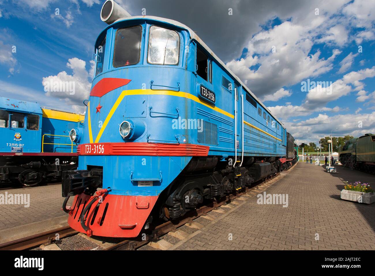 Viele Arten von Zügen, sowohl Dampf- und Elektrolokomotiven sind auf Anzeige am Brest Railway Museum in Belarus Stockfoto