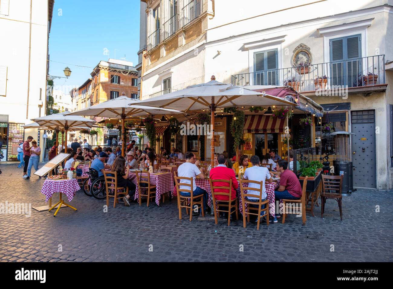 Touristen, Essen im Freien, Touristen essen außerhalb des Restaurants Mercato Hostaria Roma, Campo de' Fiori, Campo di Fiori öffentlicher Markt, Rom, Italien Stockfoto