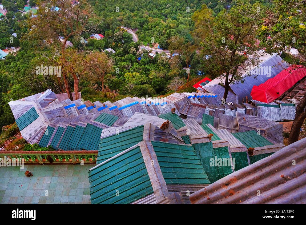 Mit grünen und roten Dächer in buddhistischen Tempel des Mount Popa, in Myanmar, von grüner Vegetation umgeben. Stockfoto