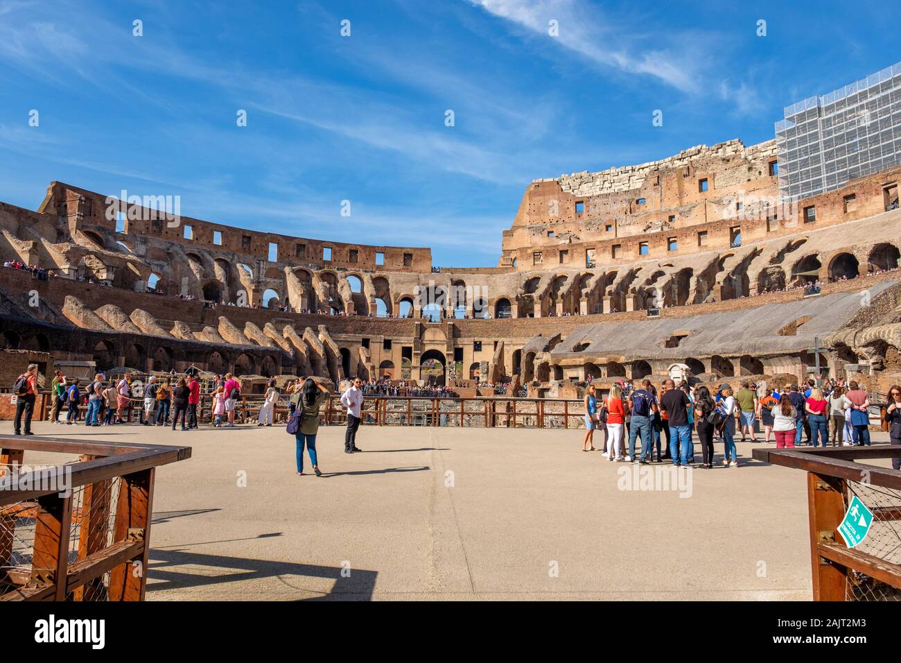 Alte Gebäude Roms, Innenansicht des Kolosseums, Kolosseum, Flavisches Amphitheater, Touristen, Rom Kolosseum Rom, Italien Stockfoto
