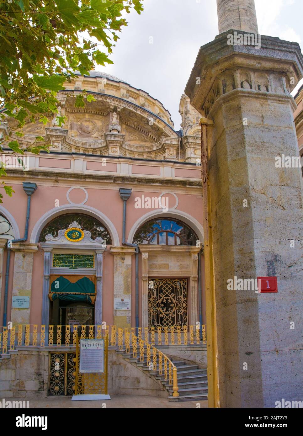 Istanbul, Türkei - 10. September 2019. Der Eingang der Ortaköy Moschee, offiziell bekannt als Buyuk Mecidiye Camii in Besiktas Bezirk Stockfoto