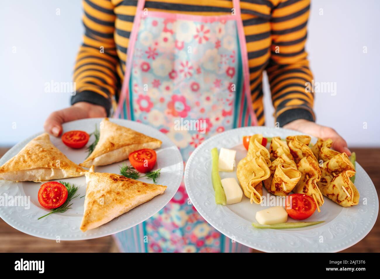 Köstlich zubereitete Pfannkuchen und Patty serviert von einer Frau. Stockfoto