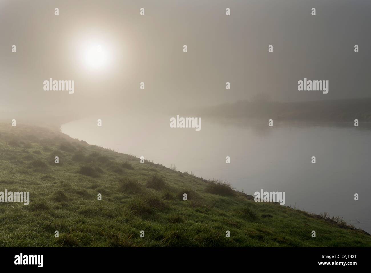 Neblige Landschaft, Oberweser, Wesertal, Weserbergland, Nordrhein-Westfalen, Hessen, Deutschland Stockfoto