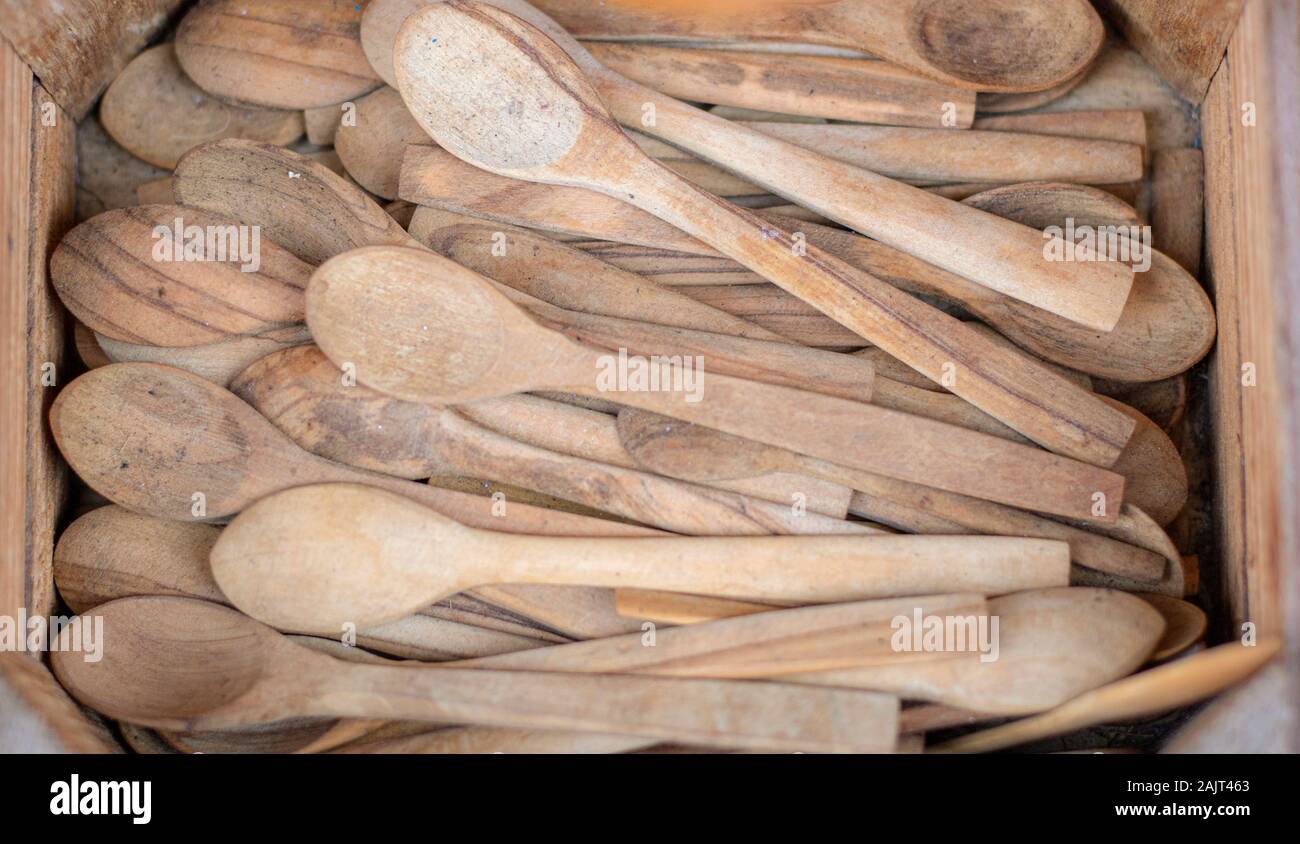 Box mit Holzlöffel close-up. Es war im Shop vor dem Geschäft übernommen. Stockfoto
