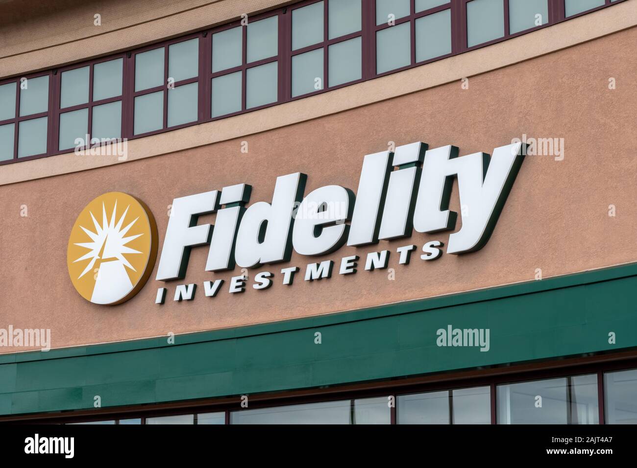 WOODBURY, MN/USA - Januar 4, 2020: Fidelity Investments Außen- und Logo. Stockfoto